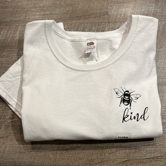 Fruit of the Loom Tops - Bee 🐝 Kind white cotton graphic short sleeve crewneck T-shirt XL